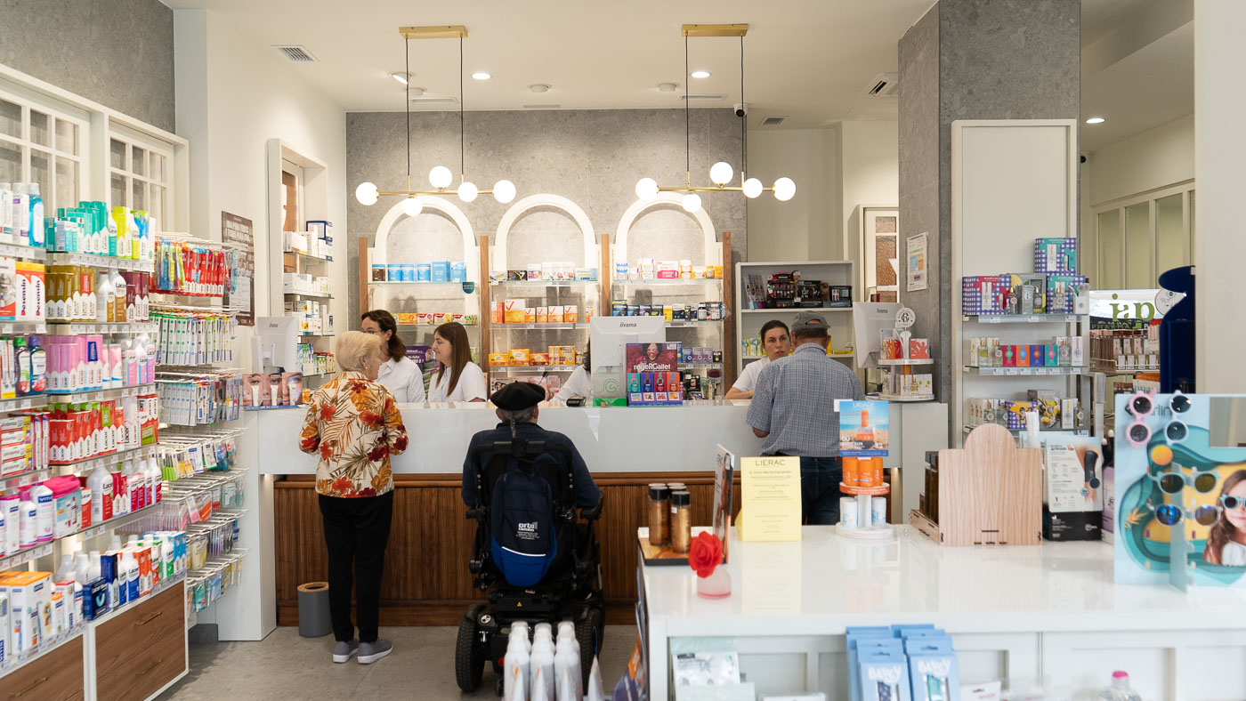 Atención en el mostrador de Farmacia Leis
