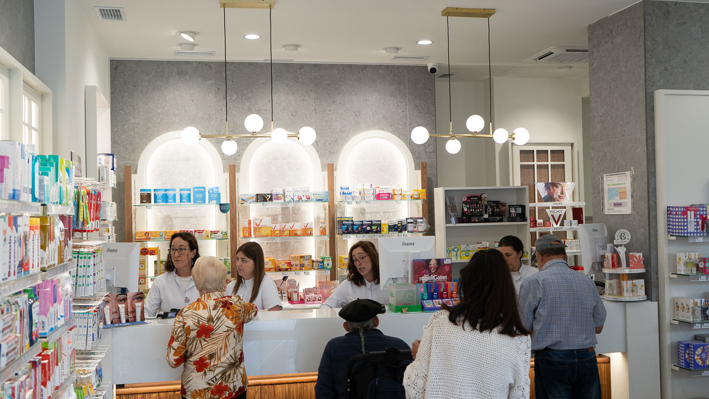 Equipo de Farmacia Leis atendiendo a clientes en el mostrador