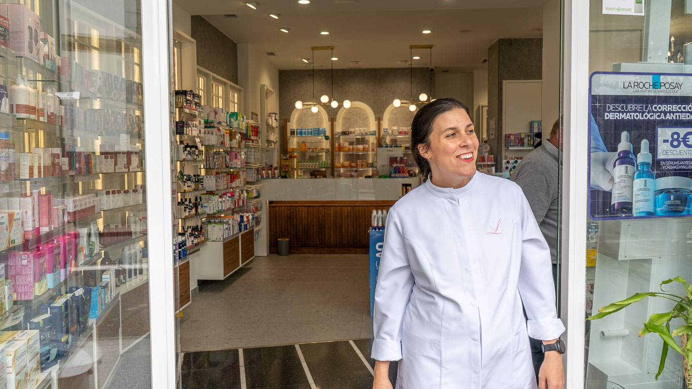 Rita Picatoste a la entrada de Farmacia Leis reformada