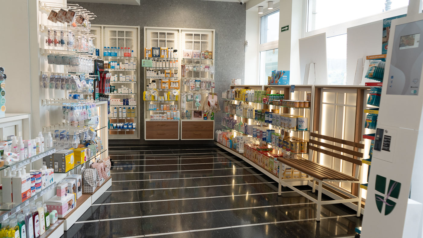 Interior de Farmacia Leis