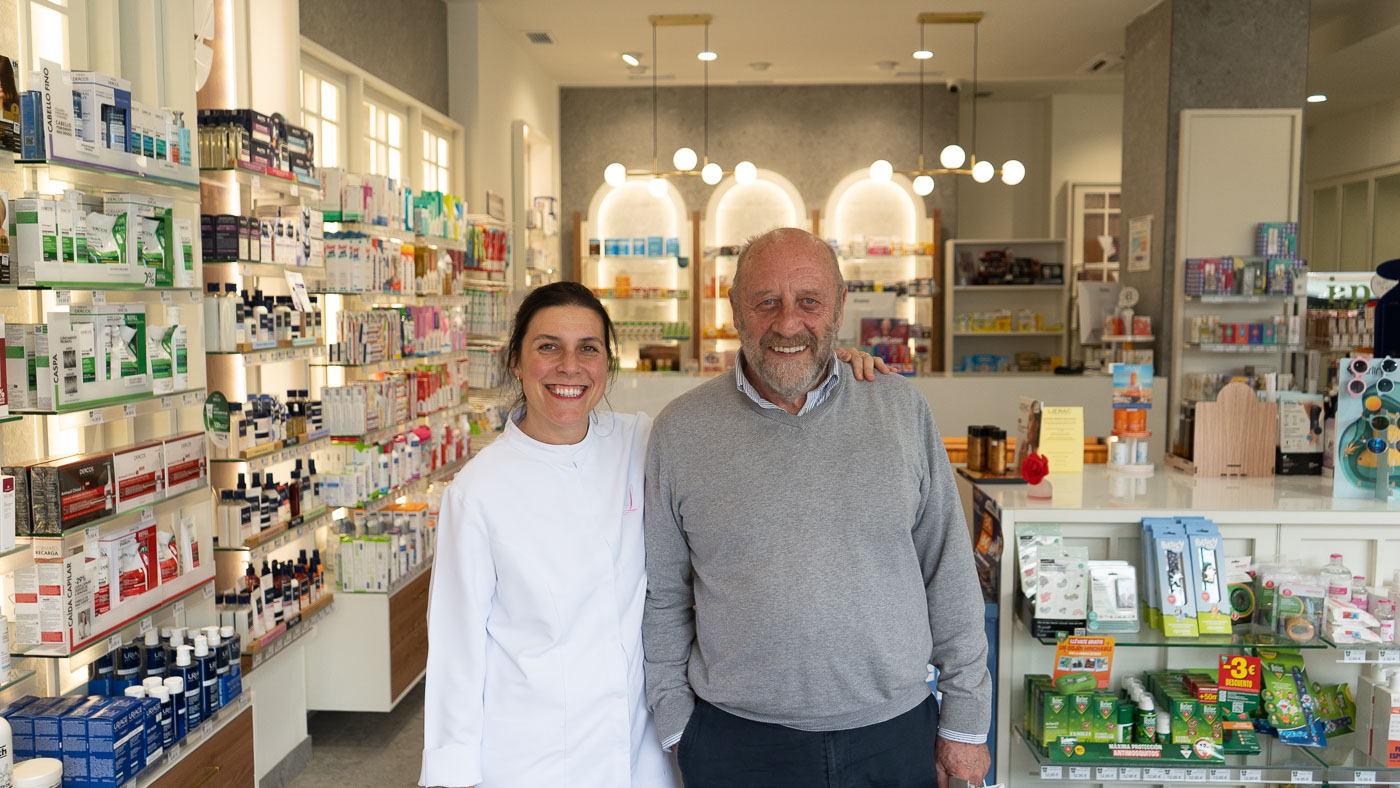 Rita Picatoste junto a su padre Jaime Picatoste en el mostrador de Farmacia Leis