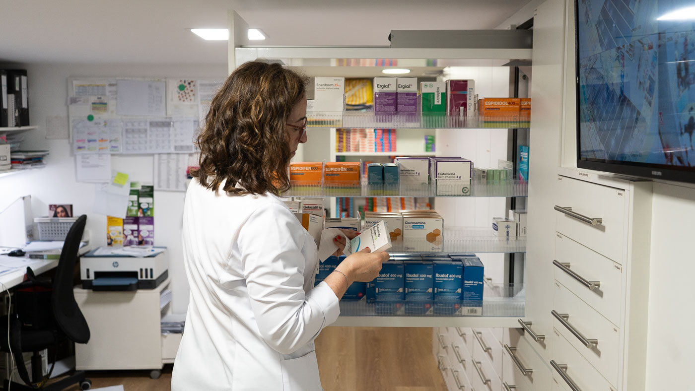 Rita Picatoste en la rebotica de Farmacia Leis