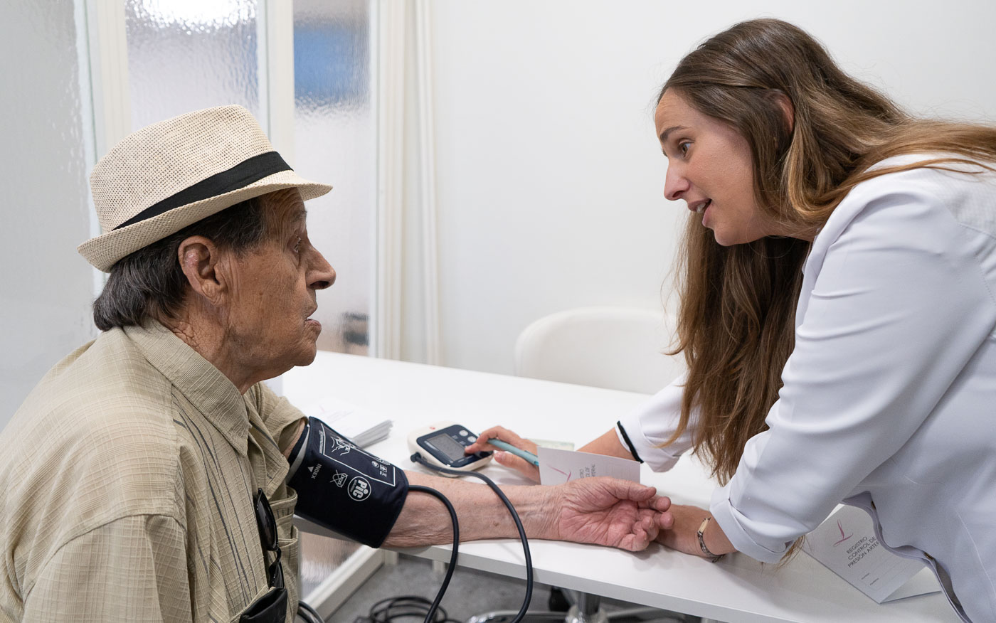 Medición de tensión arterial en Farmacia Leis